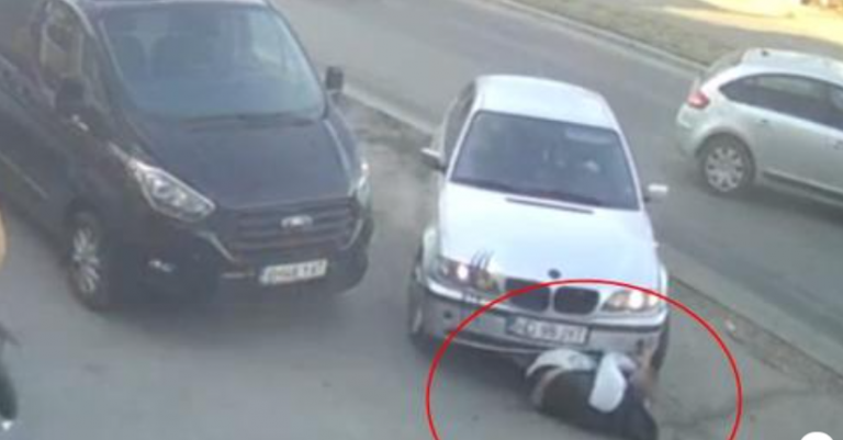 VIDEO | Călcat intenționat cu mașina, apoi târât până pe trotuar. Victima, scoasă de trecători, agresorul rămânând în autoturism