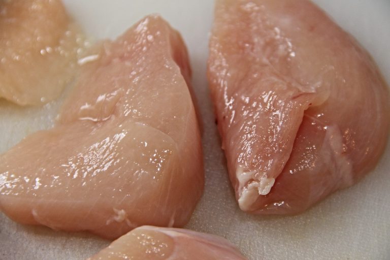 Carne de pui contaminată cu Salmonella, retrasă de la vânzare / Lista magazinelor