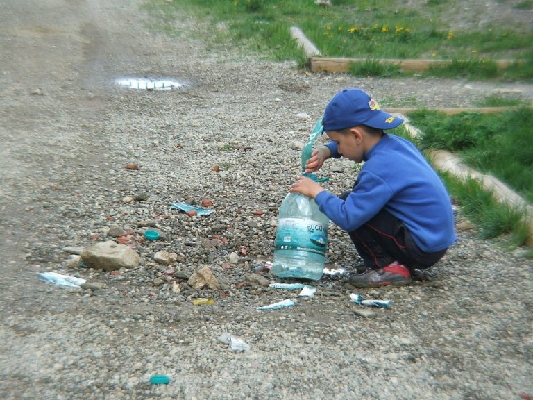 World Vision România: Aproape jumătate dintre copiii de la sate trăiesc în familii în care banii abia ajung de la o lună la alta