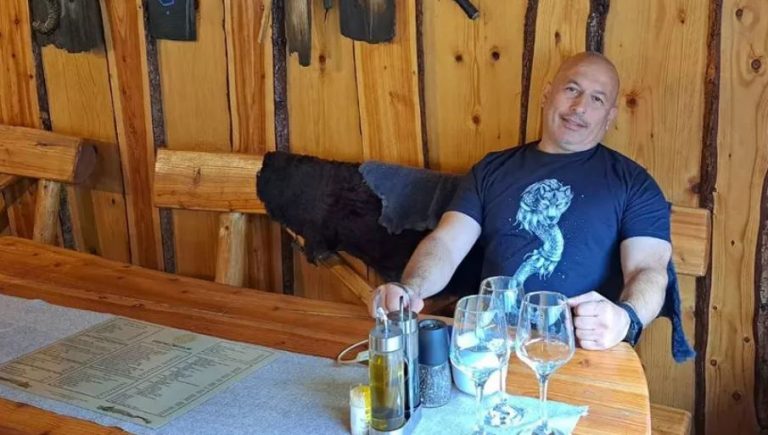 Trecut interlop al bărbatului care se prezenta ca patron al pensiunii Ferma Dacilor. Șeful ANPC, prieten vechi cu el. Recent, i-a promovat afacerea