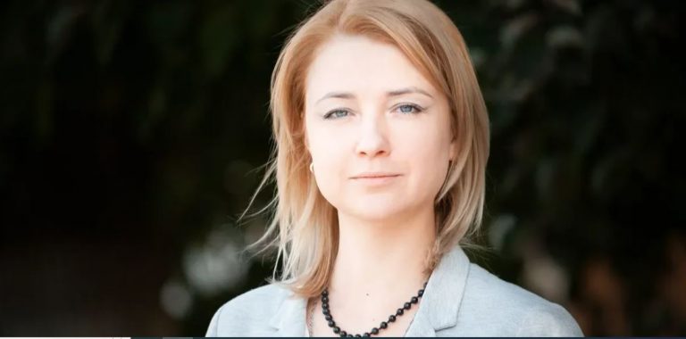 Cine este jurnalista de provincie, mamă a trei copii, care vrea să candideze la președinția Rusiei. A fost deja chemată la poliție, contul bancar i-a fost blocat
