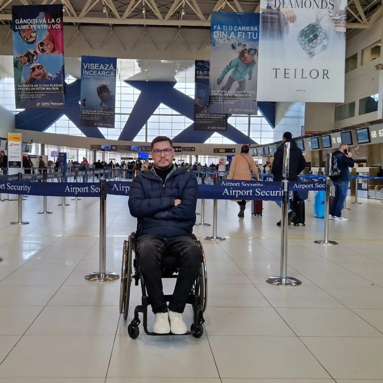 Fostul rugbist George Baltă, imobilizat în scaun cu rotile, afirmă că nu i s-a permis îmbarcarea într-o aeronavă a TAROM ”pe motiv de siguranţă”. Răspunsul companiei