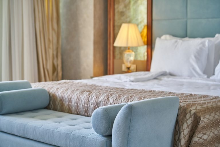 INS: Sosirile în structurile de primire turistică au scăzut 2% în prima lună din acest an / 15,6% din turişti au fost străini