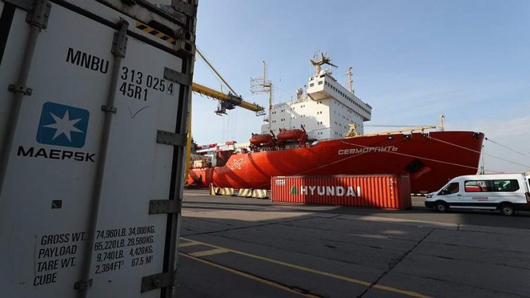 Incendiu la o navă rusească de containere, cu propulsie nucleară