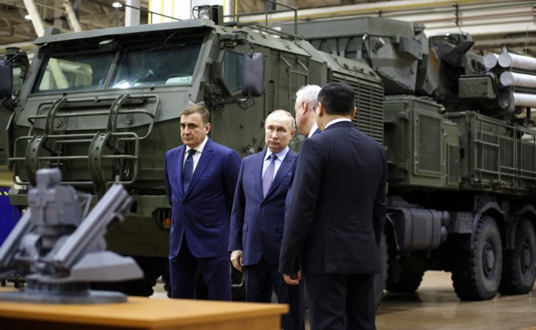 Cum remodelează Putin Rusia pentru a ține în funcțiune mașinăria de război / Cât dislocarea economică crește, iar resursele devin mai puține, conflictele doar vor crește