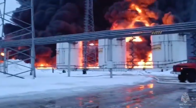VIDEO | The Guardian: Ucraina revendică un atac cu dronă asupra unui depozit petrolier din Rusia, care a provocat un incendiu uriaş
