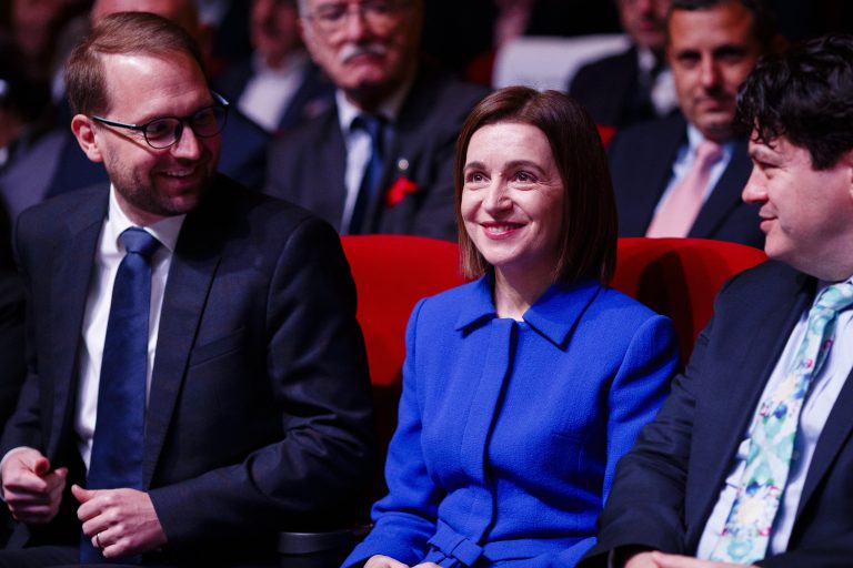 Autoritatea anticorupţie din R. Moldova a decis: Maia Sandu poate primi premiul acordat la Timişoara. Nu este considerat „cadou”