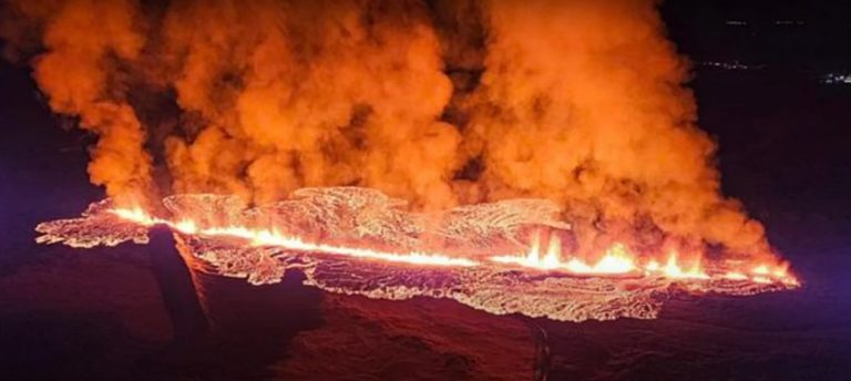 VIDEO | Imagini spectaculoase cu un vulcan care a erupt duminică în sud-vestul Islandei, punând în pericol un oraş din apropiere