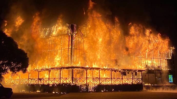 Un incendiu uriaş a devastat sâmbătă un depozit aparţinând unuia dintre cei mai mari comercianţi online din Sankt Petersburg