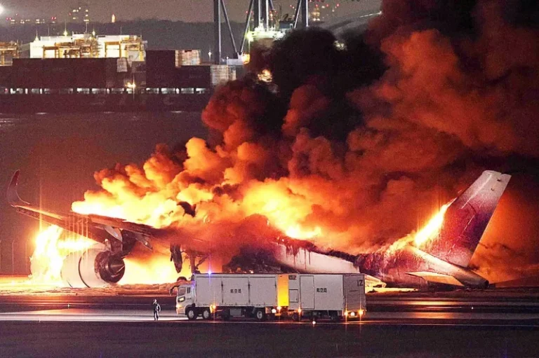 Japonia | Cinci morţi în coliziunea a două avioane pe Aeroportul Haneda din Tokyo
