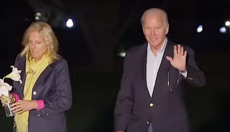 VIDEO | Joe Biden se întoarce ars de soare dintr-o vacanţă pe Insula Santa Cruz, în Caraibe. Republicanii îl atacă pe tema migraţiei