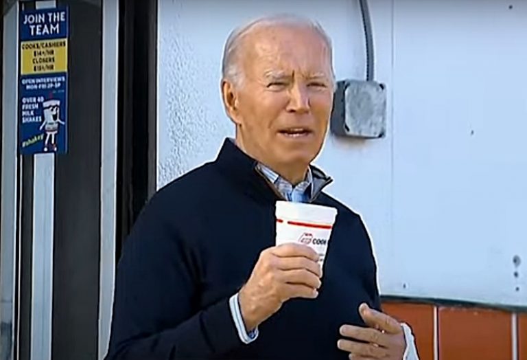 VIDEO | Joe Biden a băut un milkshake şi a mănâncat un cheeseburger cu bacon şi cartofi prăjiţi în North Carolina, după ce l-a ironizat pe Donald Trump