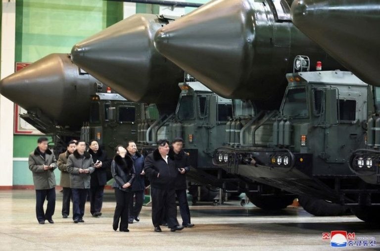 Reuters: Kim Jong Un a vizitat fabrici de armament pe fondul criticilor privind comerţul cu Rusia