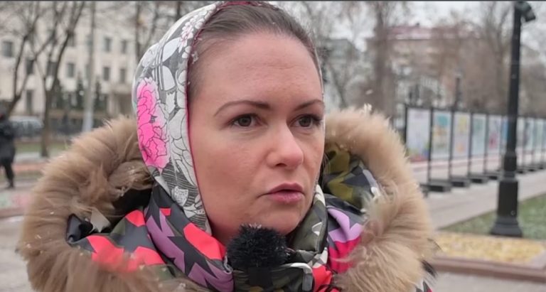 Incident stânjenitor la sediul de campanie al lui Putin. Soţia unui soldat trimis să lupte în Ucraina cere să fie adus acasă