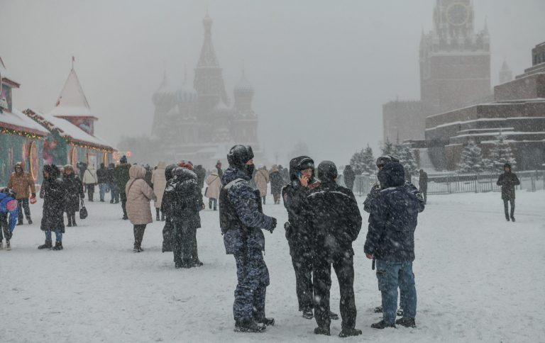 Rusia arestează trei oficiali, după ce mii de moscoviţi au rămas fără căldură şi tremură de frig în case