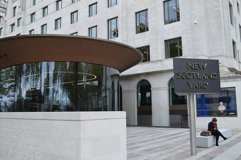 Un bărbat care își amenința vecinii cu o arbaletă a fost împuşcat mortal de poliţie, la Londra