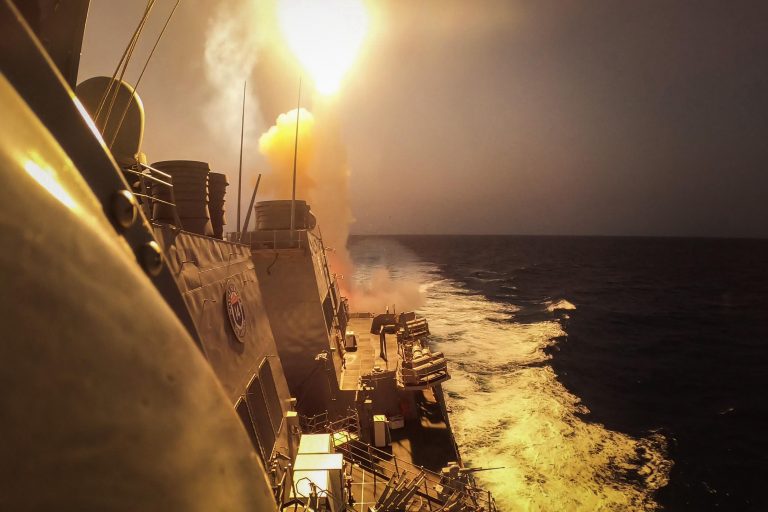 SUA au lansat noi atacuri împotriva rebelilor Houthi, în Yemen, la o zi după ce au lovit aproape 30 de ţinte