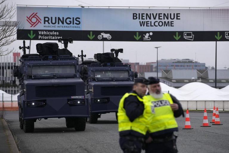 VIDEO | Zeci de arestări la protestele agricultorilor din piaţa angro Rungis de la Paris, cea mai mare din UE