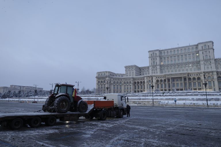 FOTO | Până la ora 9.00, un singur tractor a fost adus, pe o platformă, în Piaţa Constituţiei. Nicuşor Dan: Organizatorul protestului din Piaţa Constituţiei va fi întrebat dacă intenţionează să renunţe la acţiune