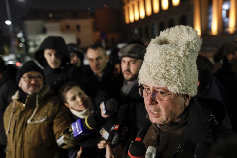 Protestatarii au anunţat că au decis ”să rămână în stradă”