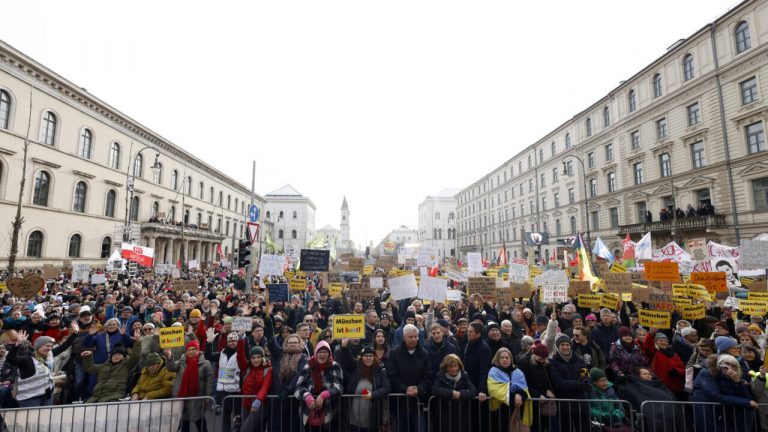 VIDEO | The Guardian: Aproximativ 200.000 de persoane au protestat în toată Germania faţă de partidul de extremă dreapta AfD