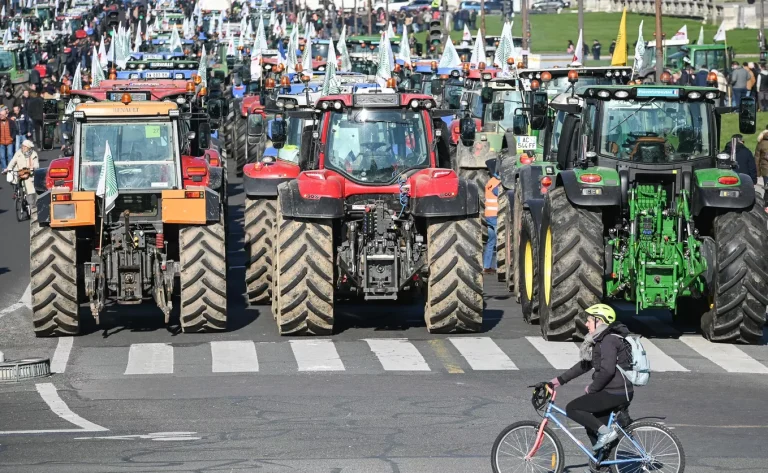 Agricultorii europeni ameninţă cu noi proteste dacă Bruxellesul nu ia măsuri suficiente împotriva importurilor ucrainene
