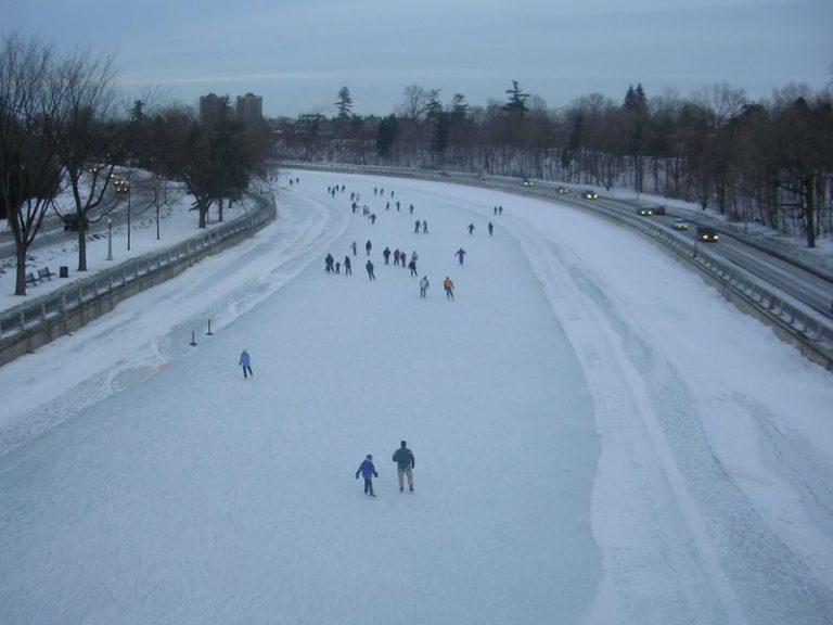 Se redeschide cel mai mare patinoar natural din lume