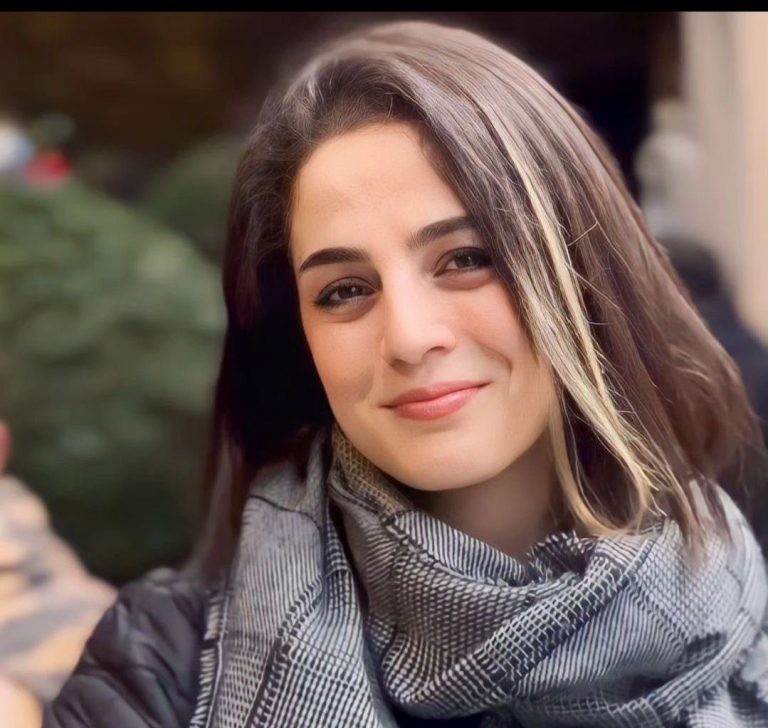 AFP: O iraniancă a primit 74 de lovituri de bici după ce a publicat pe reţele de socializare o fotografie în care nu purta vălul