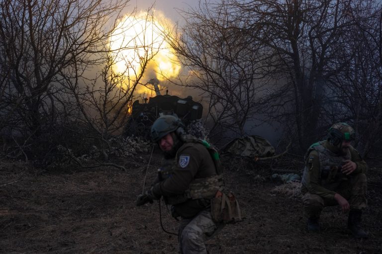 Armata ucraineană anunţă retragerea din două sate din apropiere de Avdiivka