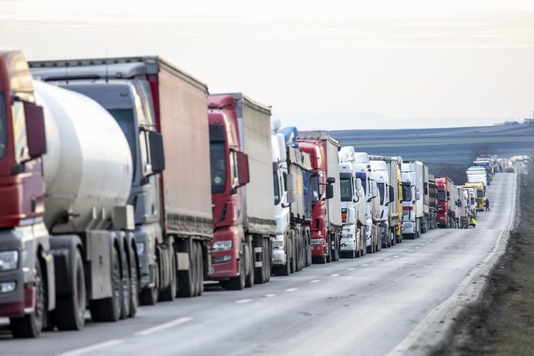 Protest în Vama Siret – 100 de autovehicule au blocat intrarea în ţară. La rândul lor, 150 de şoferi din Ucraina au protestat în oraş pentru că le este blocat accesul în vamă