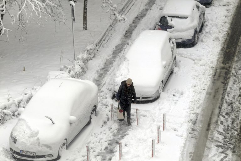 21 de mașini au fost avariate în București, în urma ninsorii abundente