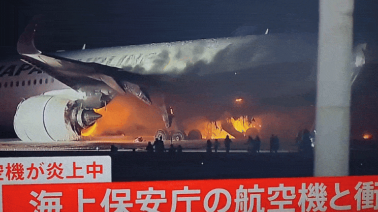 VIDEO | Un avion al Japan Airlines a luat foc pe pista aeroportului Haneda din Tokyo. Toate cele aproape 400 de persoane aflate la bord au fost salvate
