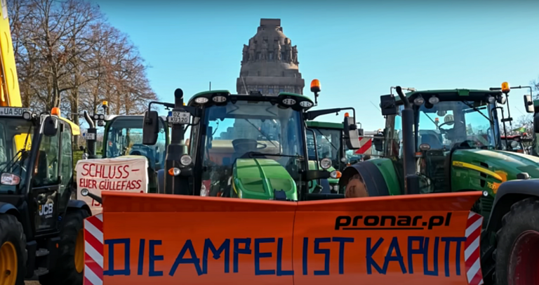 VIDEO | Agricultori germani, furioşi din cauza desfiinţării unui avantaj fiscal privind motorina, l-au blocat la bordul unui feribot pe ministrul Economiei care se întorcea din vacanţă