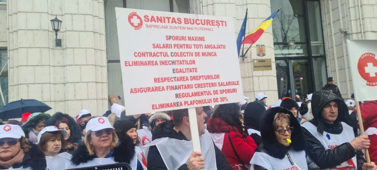 VIDEO | Protest al angajaţilor din sănătate şi asistenţă socială la Ministerul Finanţelor / Sindicaliştii Sanitas cer o majorare a salariilor cu cel puțin 20%