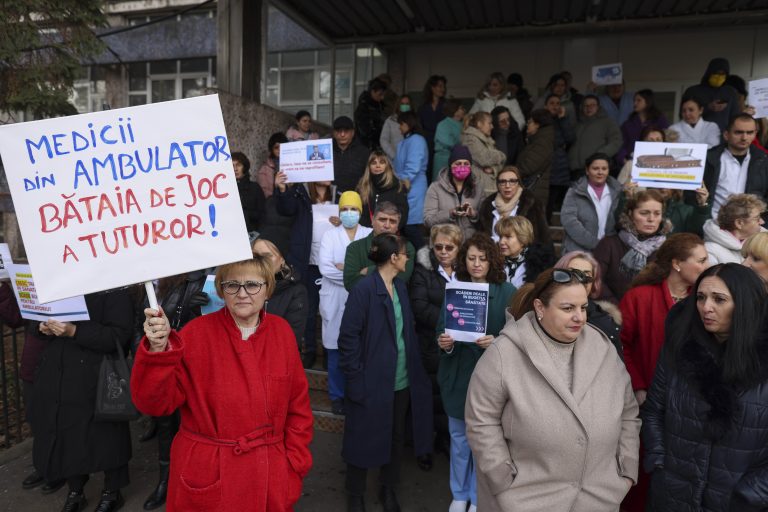 Medici de familie şi din ambulatorii protestează în faţa CNAS: „Plătim taxe – avem dreptul a sănătate”
