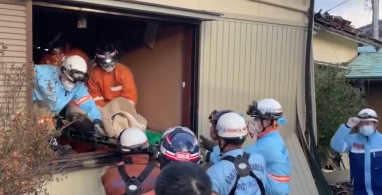 VIDEO | Bătrână de 90 de ani, salvată de sub dărâmături la câteva zile după cutremurul din Japonia