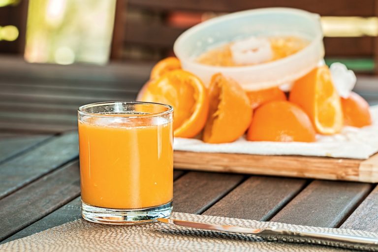 Studiu: Sucul natural de fructe, asociat cu creşterea în greutate la copii şi adulţi