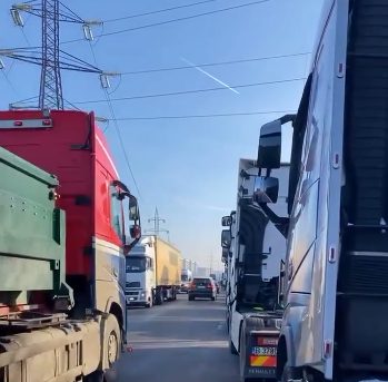 VIDEO | Proteste ale transportatorilor. Trafic rutier blocat pe autostrada A1 București-Pitești / Care sunt nemulțumirile lor