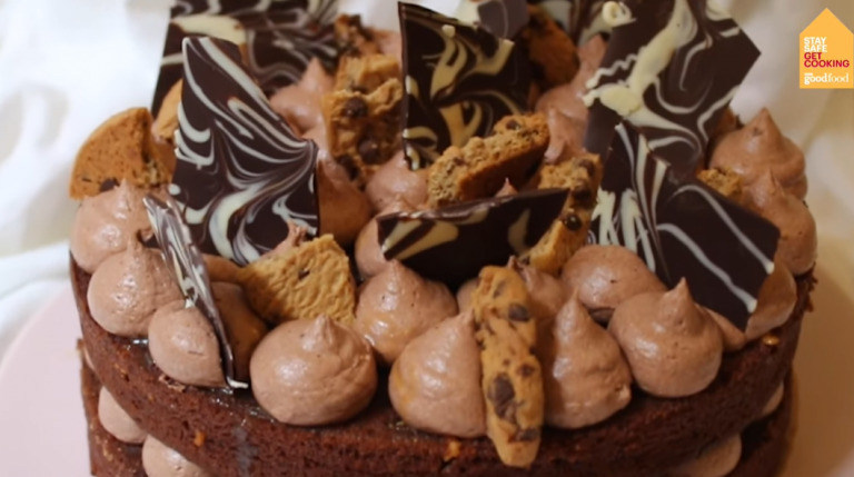 VIDEO | Tort cu ciocolată și caramel sărat