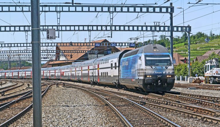 Trenuri electrice noi pentru CFR. ARF va semna un contract pentru 62 de trenuri electrice cu constructorul polonez PESA