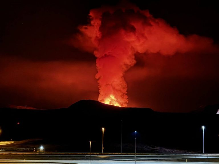 DPA: Erupţie vulcanică în Islanda. Fluxul de lavă scade în intensitate în apropierea oraşului Grindavik
