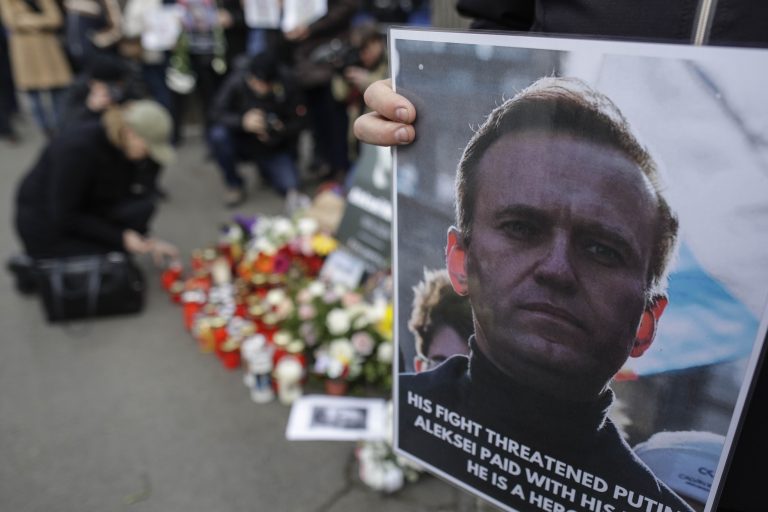 Zeci de persoane îi aduc un omagiu lui Aleksei Navalnîi la sediul Ambasadei Rusiei la Bucureşti