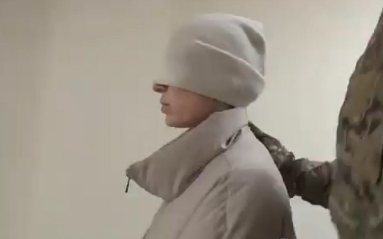 VIDEO | O ruso-americancă rezidentă la Los Angeles, arestată la Ekaterinburg. FSB o acuză că a strâns bani pentru armata ucraineană