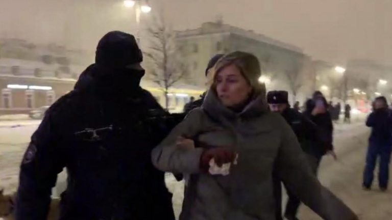 Cel puţin 100 de persoane arestate, inclusiv în Moscova şi Sankt Petersburg, la manifestările de comemorare a lui Navalnii
