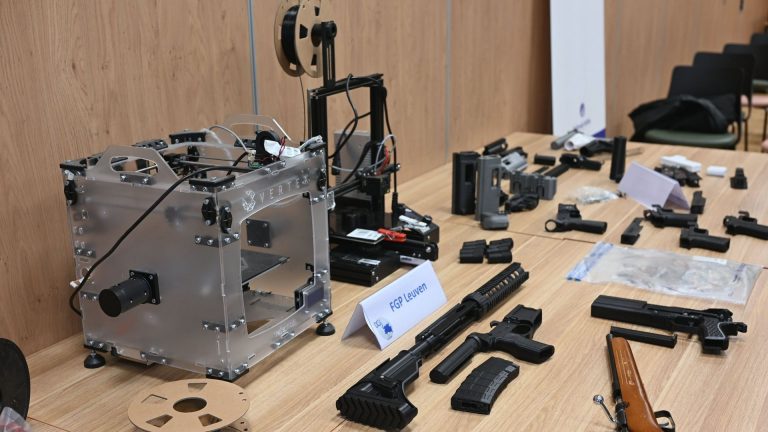 VIDEO | O vastă reţea care fabrica arme prin imprimare 3D, destructurată în Franţa şi Belgia