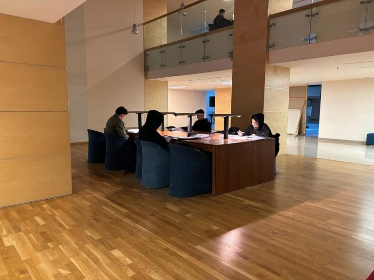Emilia Șercan semnalează că, în Biblioteca Națională, cititorii sunt nevoiți să stea cu gecile pe ei, la 16,6 grade / Reacția lui Adrian Cioroianu