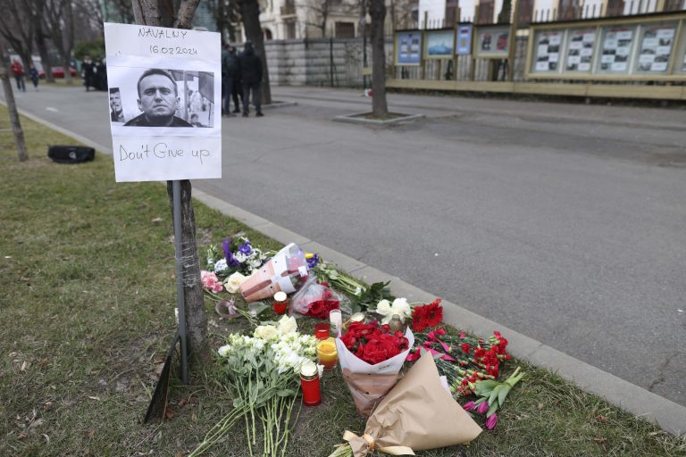 Flori şi lumânări în memoria lui Alexei Navalnîi, în faţa Ambasadei Rusiei la Bucureşti