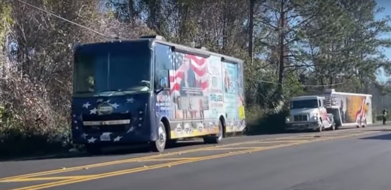 VIDEO | Un convoi anti-migraţie se îndreaptă, în SUA, spre frontiera mexicană, unde Texasul şi Washingtonul îşi dispută autoritatea