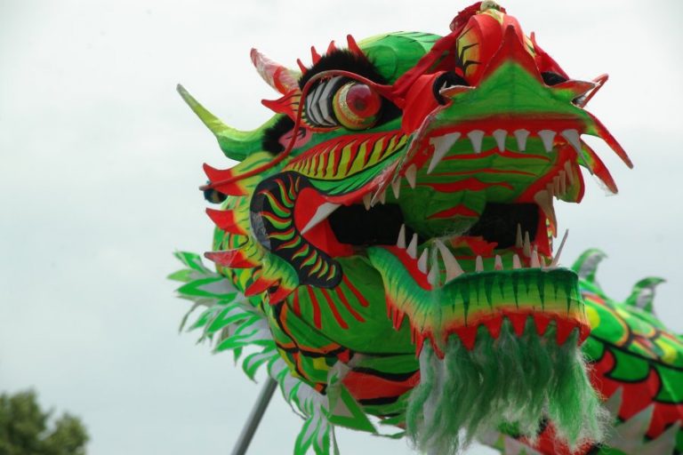 VIDEO | China a intrat în Anul Dragonului. Festivităţi, petreceri şi rugăciuni au marcat sâmbătă Anul Nou Lunar
