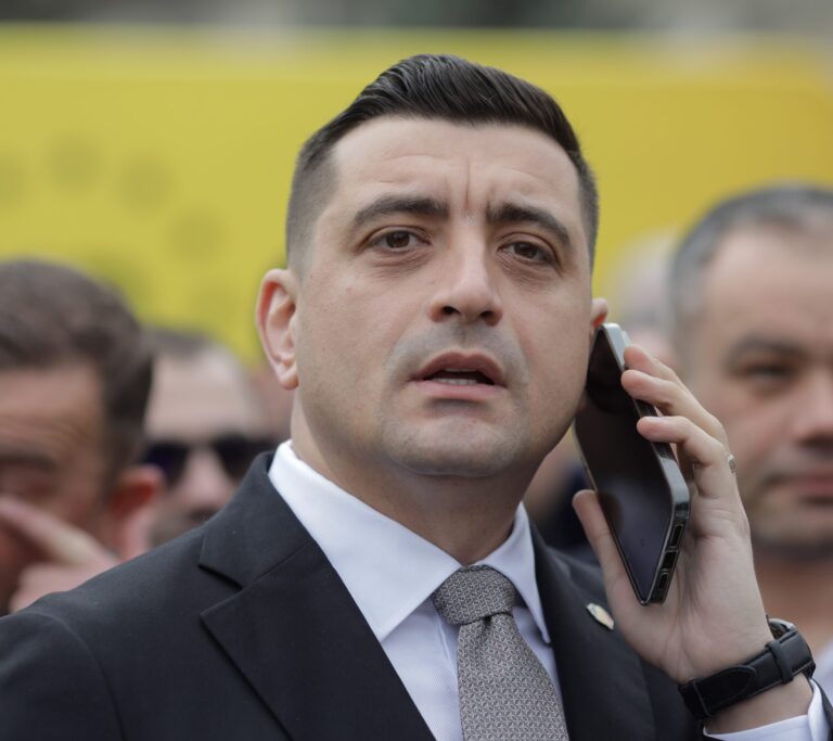 Un fost deputat AUR susţine că partidul a cheltuit, în ultimul an şi jumătate, 14 milioane de euro, subvenţia de la stat, şi acum face cheltuieli în avans/ El vorbeşte de milioane date pe propagandă, sedii, chirii, sondaje/ Acuzaţii la adresa lui Simion